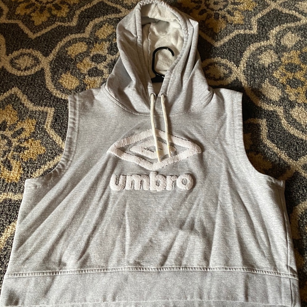 Sleeveless cropped hoodie